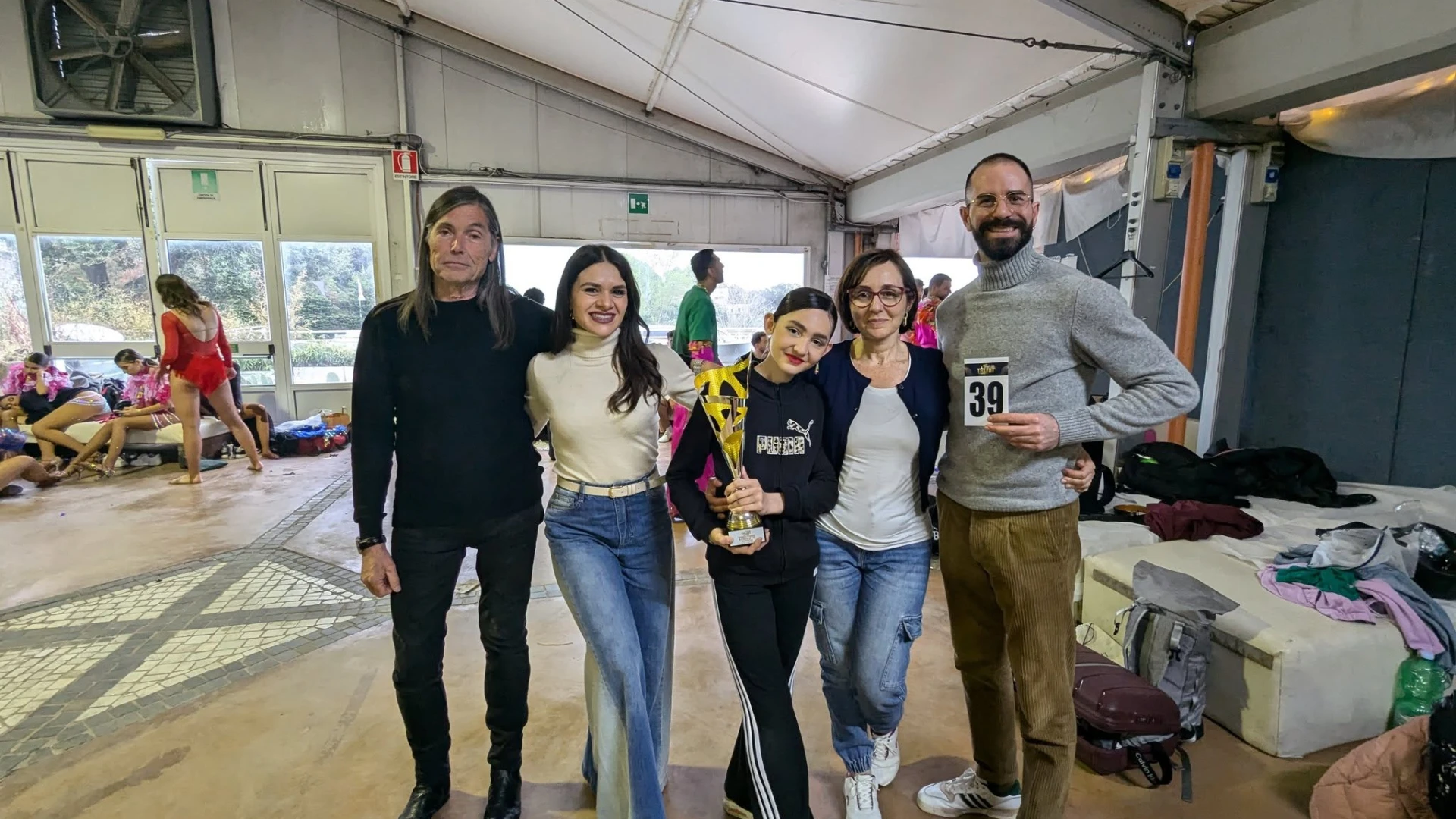 Chiara Izzo si aggiudica il primo posto assoluto nella categoria Junior in una competizione internazionale di danza a Napoli.